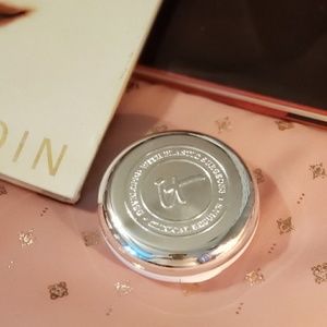 IT cosmetics confidence in a compact light